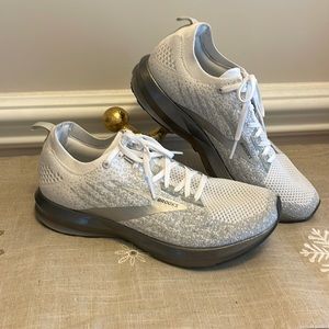 Brooks Levitate 3 - Excellent Condition